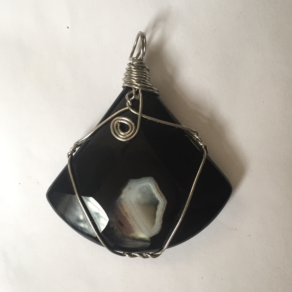Black Agate w/ Crystal Geode pendant🖤